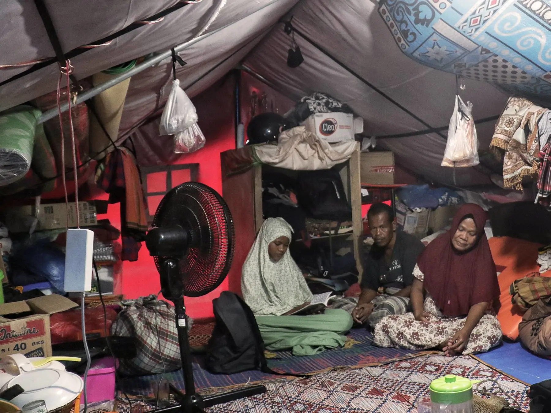 Pengungsi Gempa Flores Terisolasi: Logistik Darurat yang Tersendat