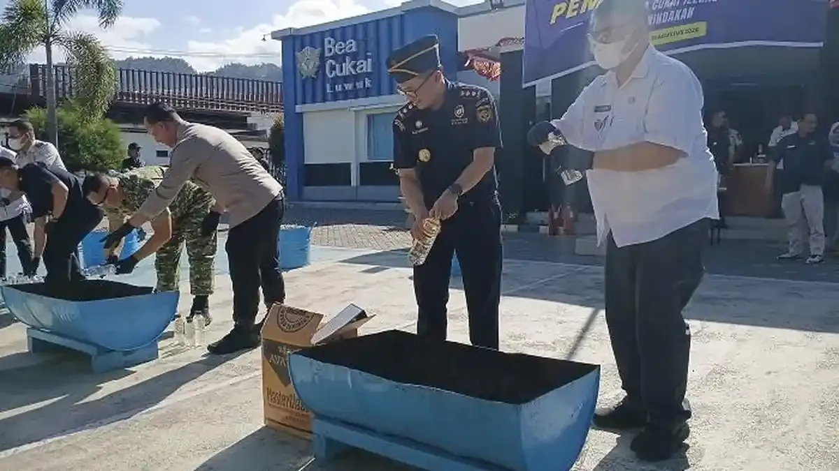 Bea Cukai Intensifkan Pemusnahan Rokok dan Minuman Ilegal