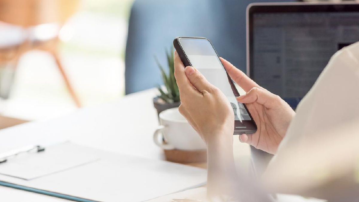 Cahaya Biru Gadget Picu Flek Hitam? Ini Cara Lindungi Kulit
