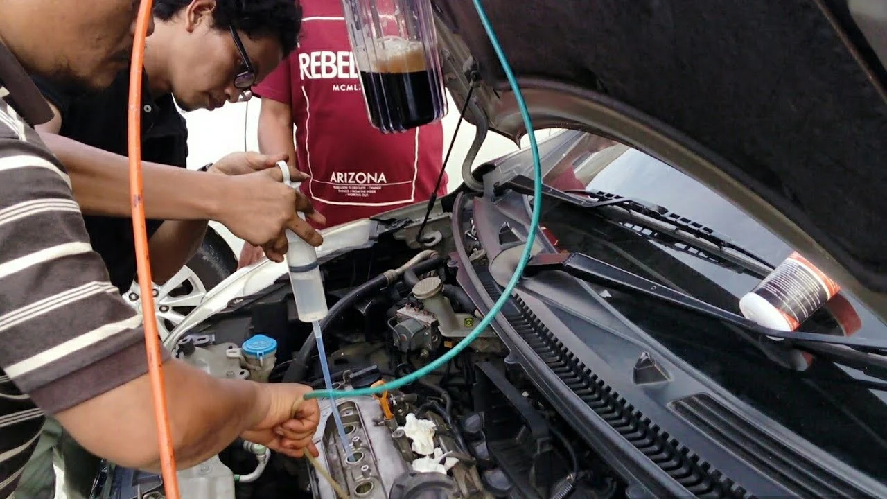Oli Mesin Cepat Berubah Hitam: Jangan Panik, Pahami Dulu Penyebabnya