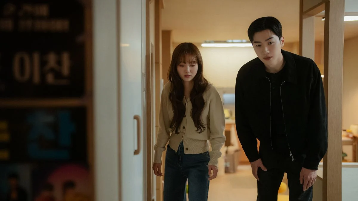 Rahasia Fangirl Kim Hye Jun Hampir Terbongkar di My Bias My Boss Episode 7