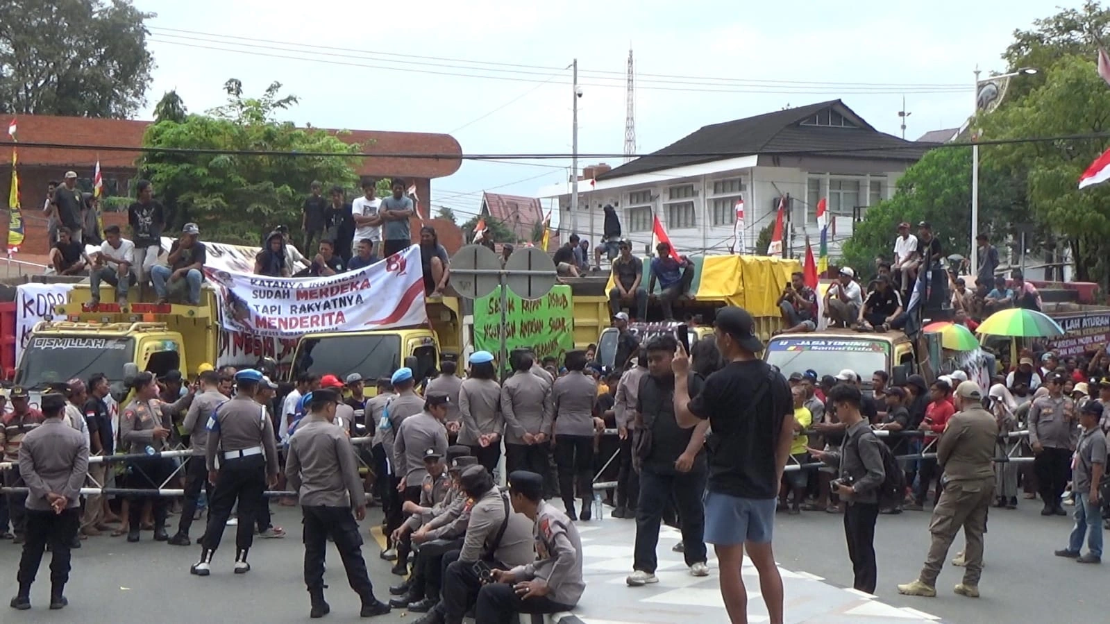 Parkir Truk Sembarangan Biang Kemacetan Kota