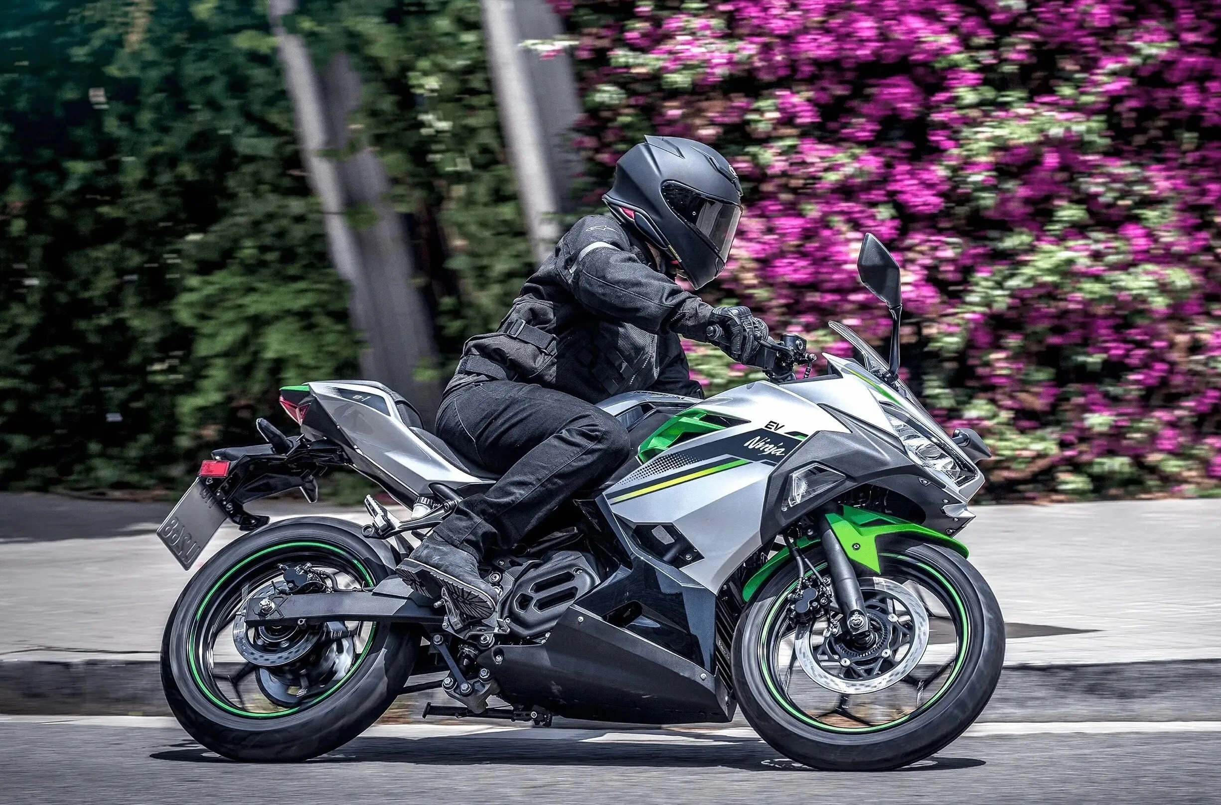 Motor Listrik Kawasaki Ninja E-1: Mahal, Tenaga Melempem?