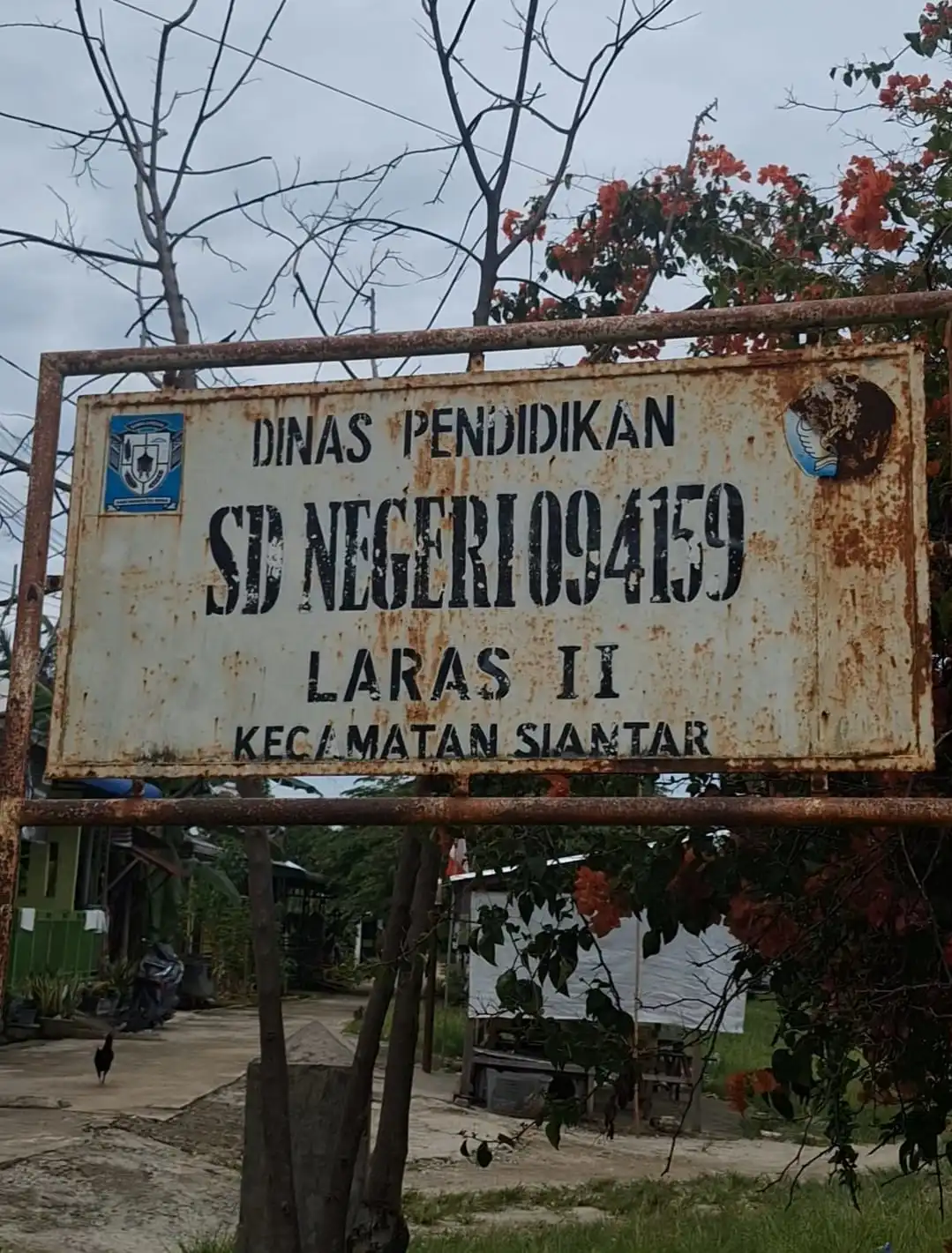Atap Roboh hingga Belajar Lesehan: Krisis Infrastruktur Sekolah