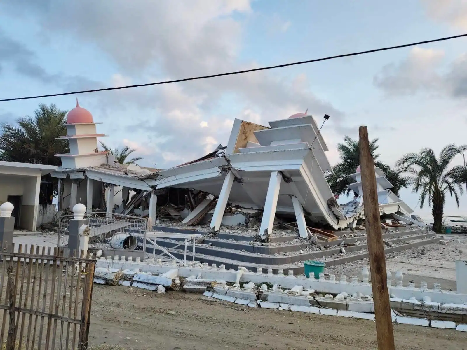 Gempa Flores: 150 Ribu Pengungsi dan Krisis Akses Logistik