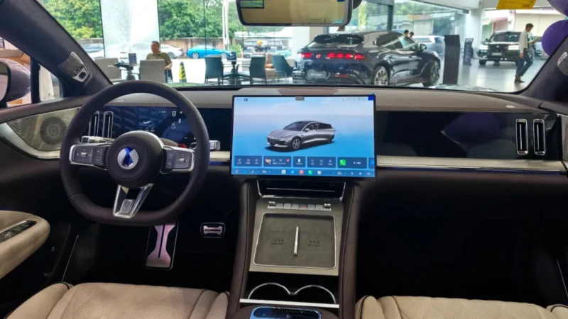 Denza N8 vs Z9S: Duel EV Jarak Jauh dan Pengisian Kilat