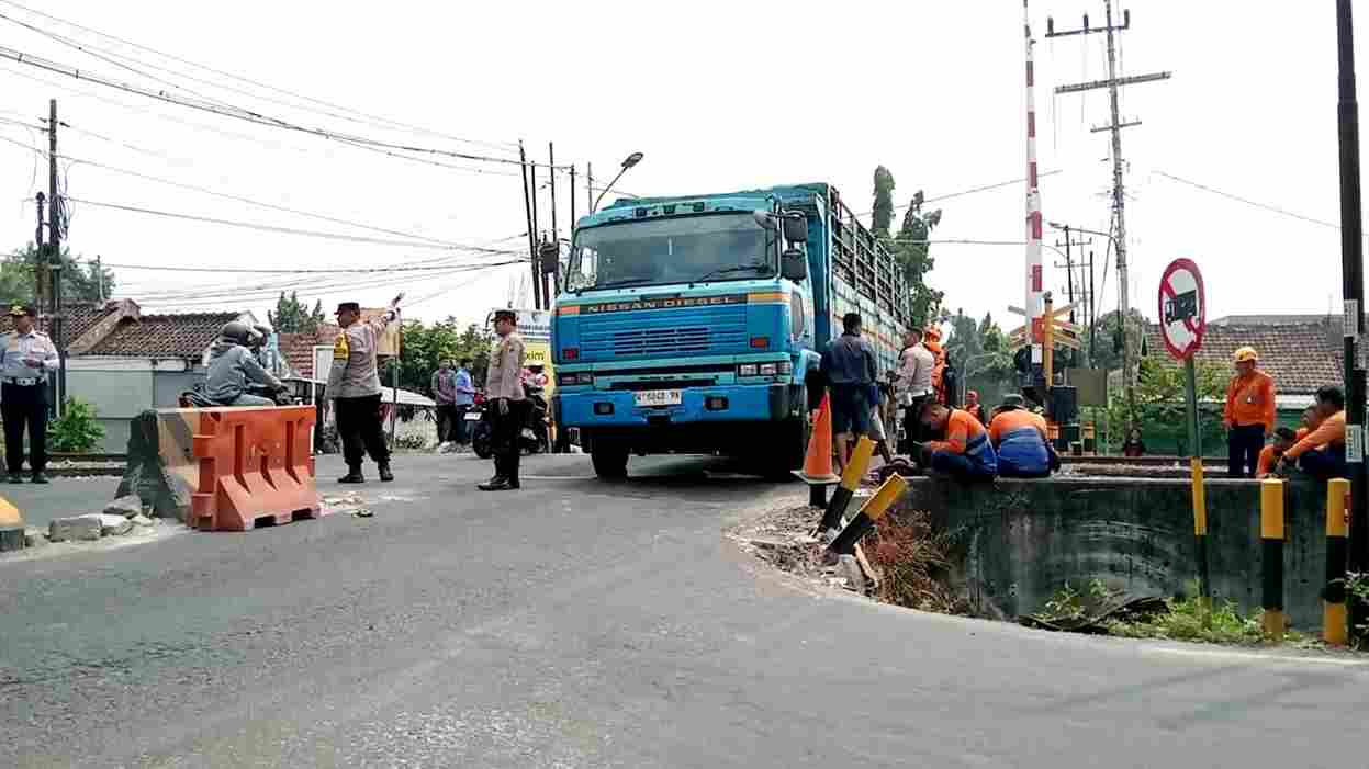 Perlintasan Kereta Api Sebidang: Sumber Keterlambatan yang Kita Biarkan