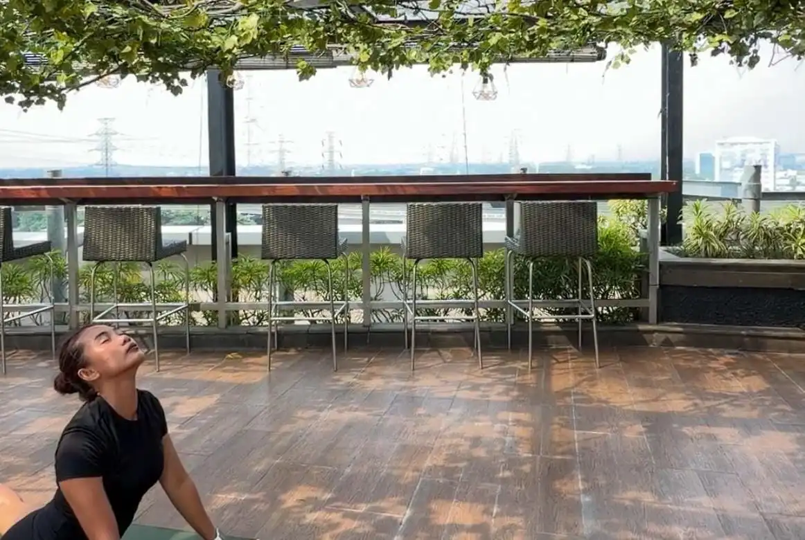 Yoga dengan Pemandangan Kota: Kelas Outdoor yang Mengubah Cara Kita Rehat di Jakarta