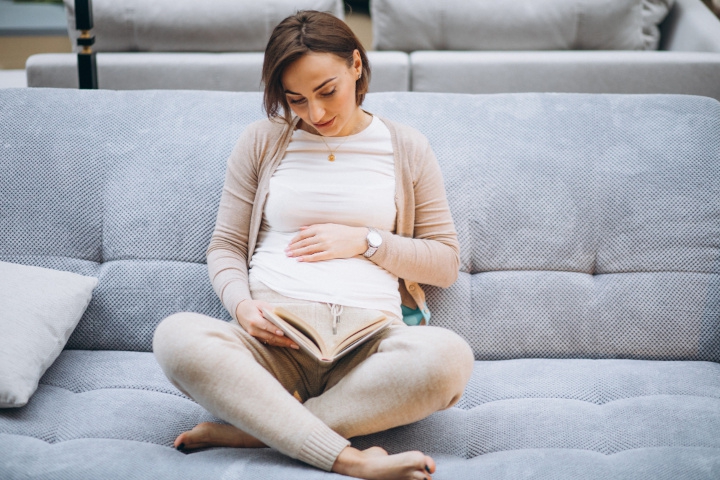 Membacakan Cerita untuk Bayi dalam Kandungan dan Fondasi Bahasa