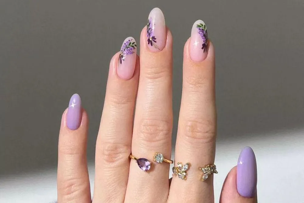 9 Inspirasi Nail Art Lavender dari Manis sampai Bejeweled