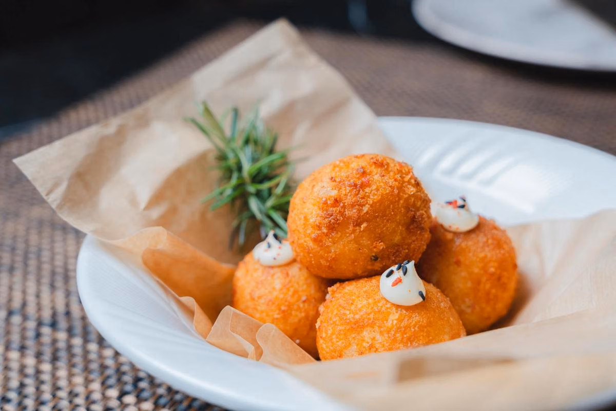 Kroket Kentang Isi Rendang vs Samosa Daging: Mana Camilan Renyah Favoritmu?