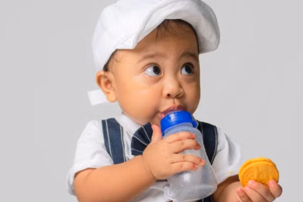 Kapan Bayi Boleh Minum Air Putih? Panduan Aman Berdasarkan Usia