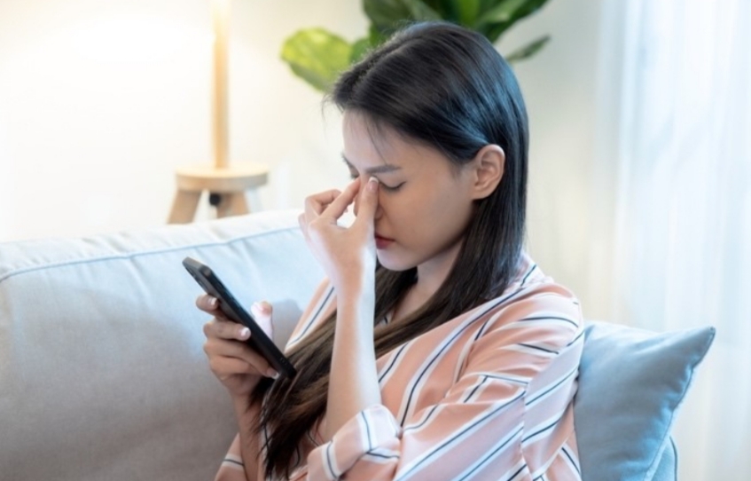 Mata Lelah dan Pusing Setelah Lama Pakai HP? Ini Solusinya