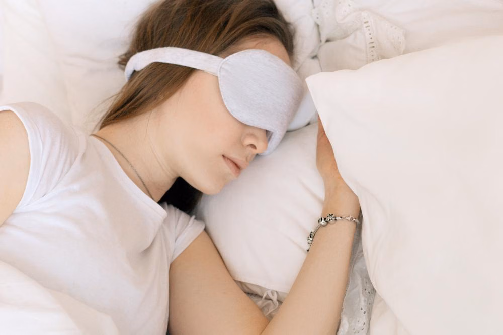 Rutinitas Malam Ilmiah: Mandi Hangat, Penutup Mata, dan Tidur Nyenyak