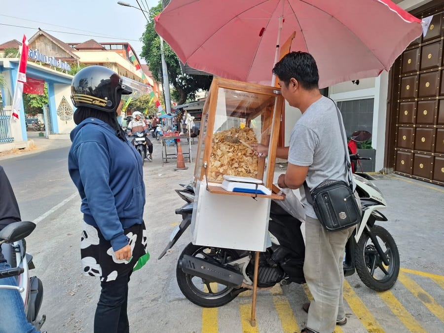 Dari Gerobak Dorong ke Warung Tetap: Strategi Sukses Pedagang Bakso dan Keripik Singkong