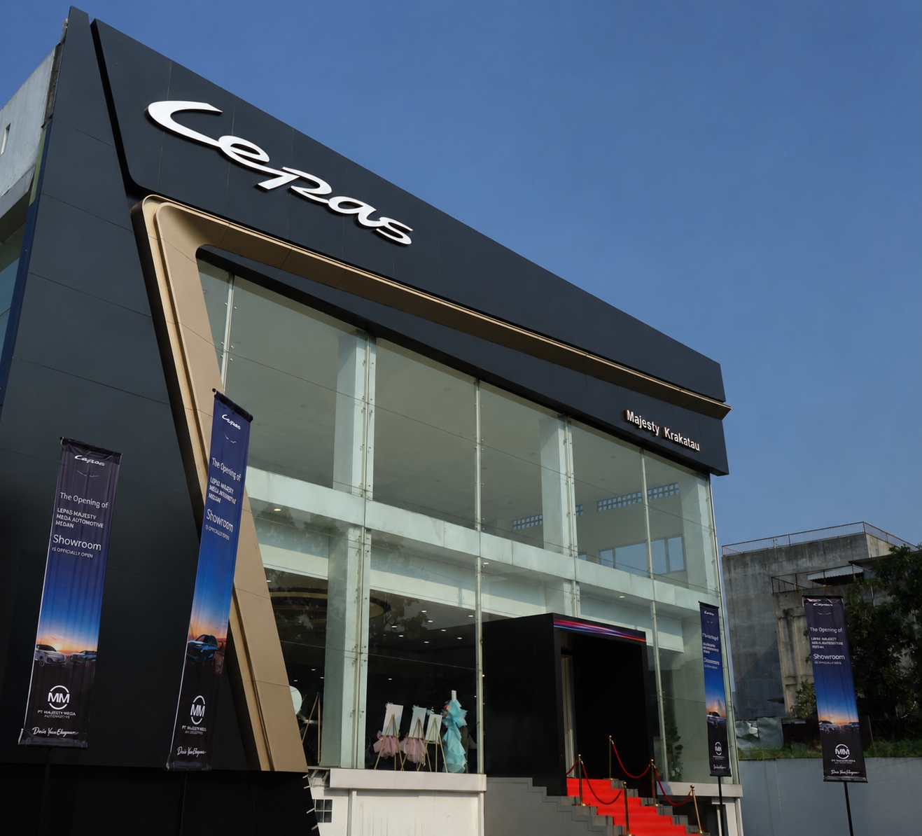 LEPAS Masuki Pasar dengan Strategi Dual Model L8 PHEV dan E4 EV