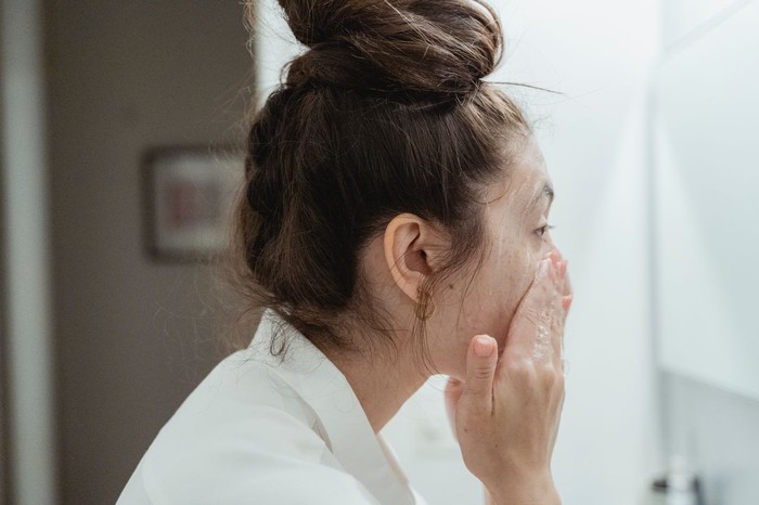 Jerawat Siklus Bulanan di Dagu: Hormonal atau Kebiasaan?