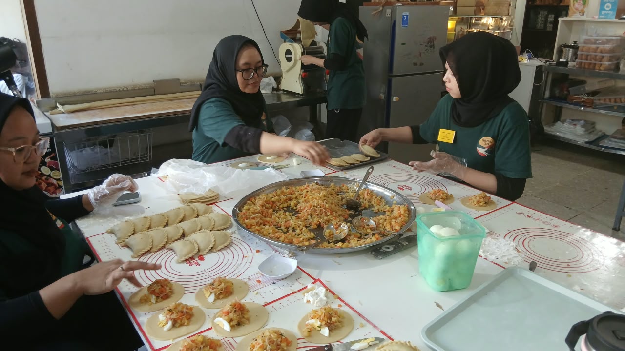 Jalangkote Makassar dan Surabi Bandung: Dua Ikon Kuliner yang Menjaga Asal-Usul di Kota Baru