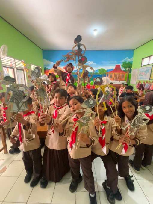 Ubah Limbah Rumah Tangga Jadi Karya Seni Bersama Anak