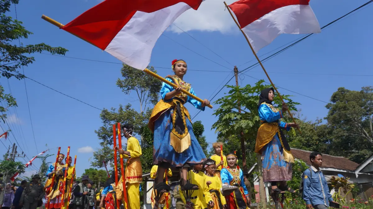 Permainan Tradisional Egrang dan Gintangan: Festival yang Menumbuhkan Talenta Anak Muda