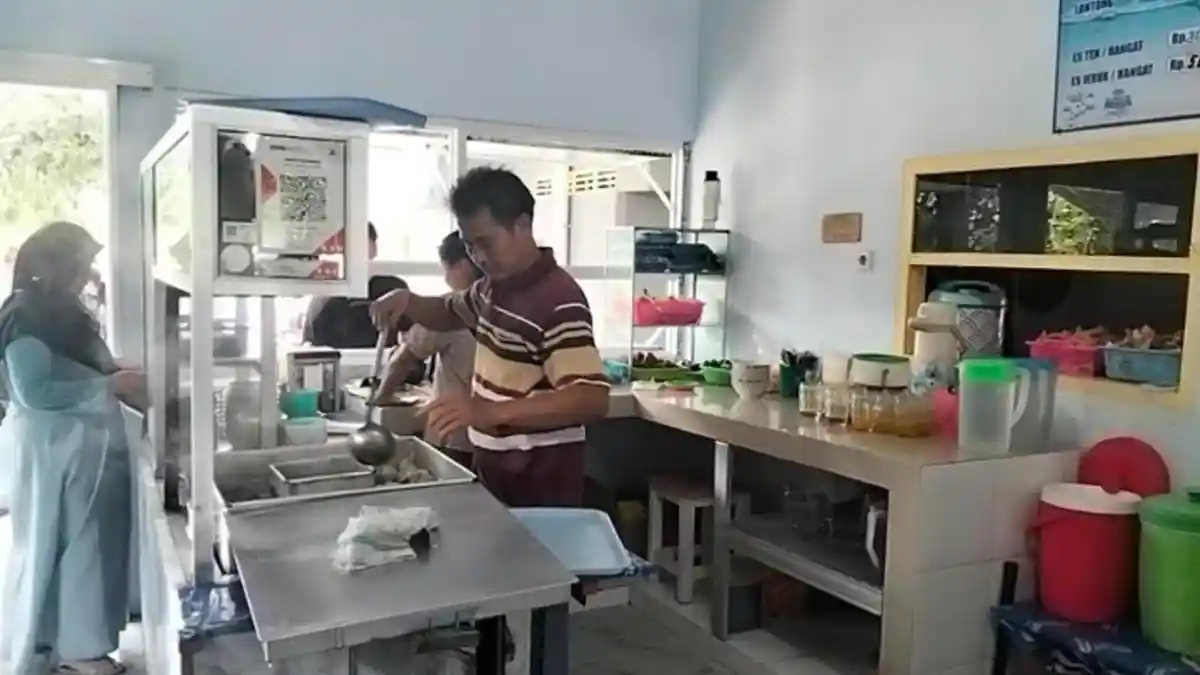 Dari Gerobak Dorong ke Warung Tetap: Strategi Sukses Pedagang Bakso dan Keripik Singkong