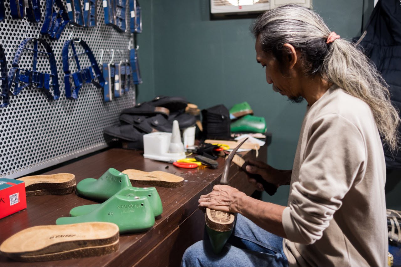 Dari Pengunjung ke Pengrajin: DIY Sepatu Menghidupkan Cibaduyut