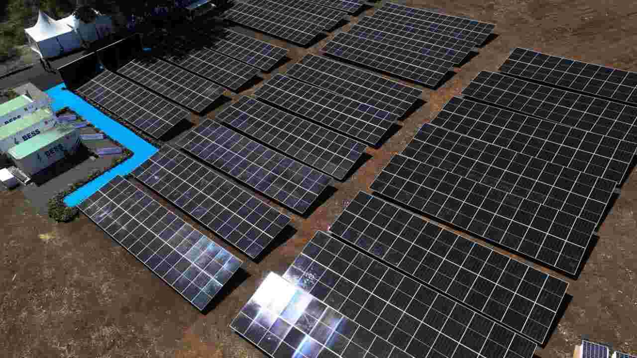Target 100 GWp Energi Surya dalam Tiga Tahun: Ambisi dan Risiko