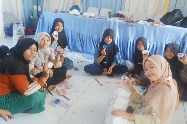 Ubah Limbah Rumah Tangga Jadi Karya Seni Bersama Anak