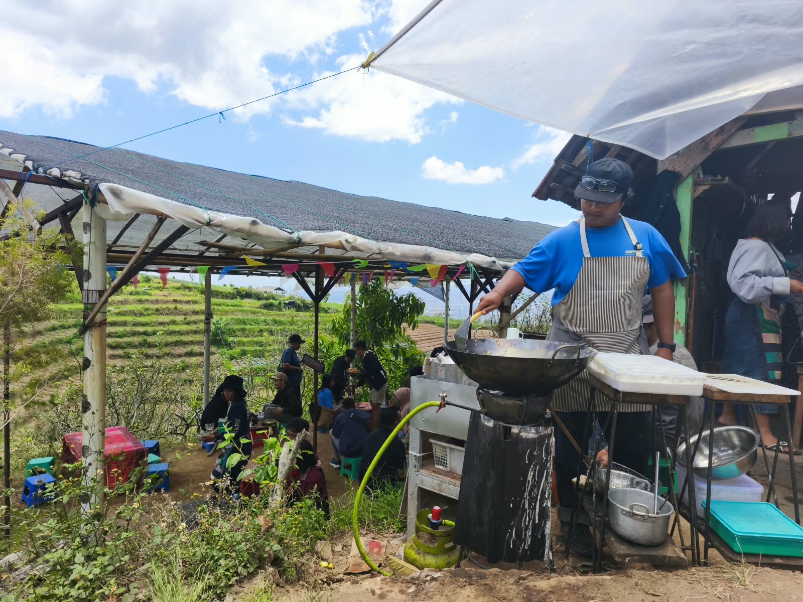 Soto Rp5.000 di Kota Batu: Warung Viral di Tengah Kebun Apel