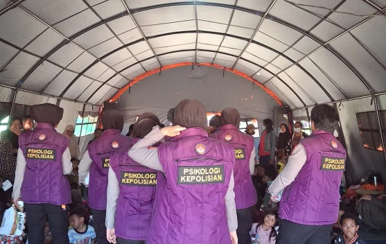 Bagaimana Musik dan Permainan Membantu Polisi Memulihkan Trauma Anak Korban Gempa