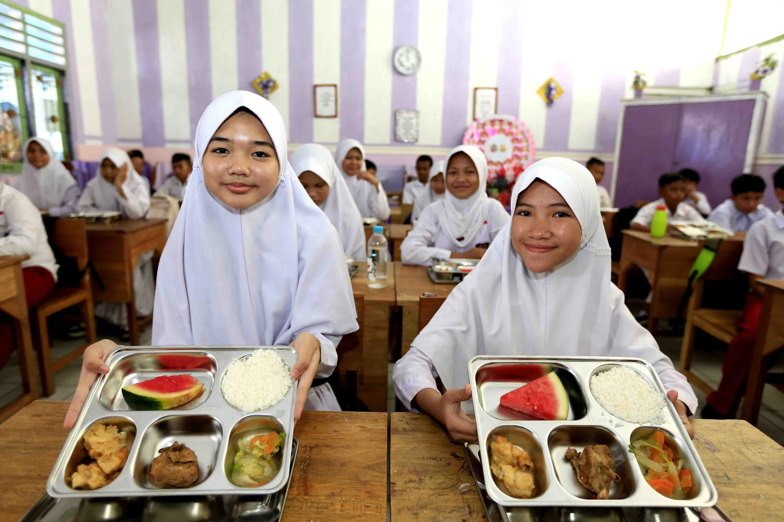 Program Makan Bergizi Gratis Turunkan Bolos dan Angkat Sehat Siswa