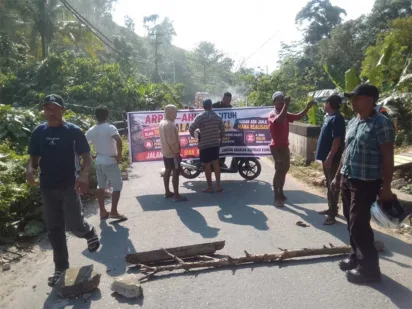 Jalan Rusak dan Jembatan Bermasalah: Ketika Keluhan Warga Diabaikan
