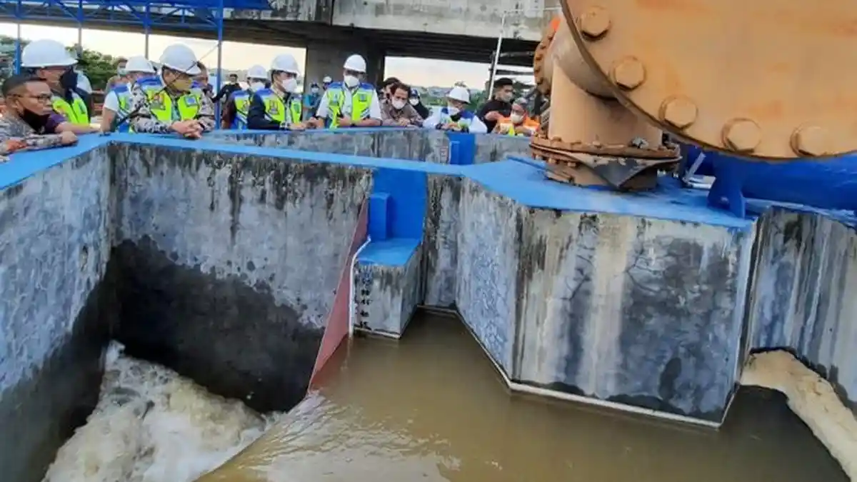 Intrusi Air Laut Menghentikan Air Bersih di Kota Pesisir