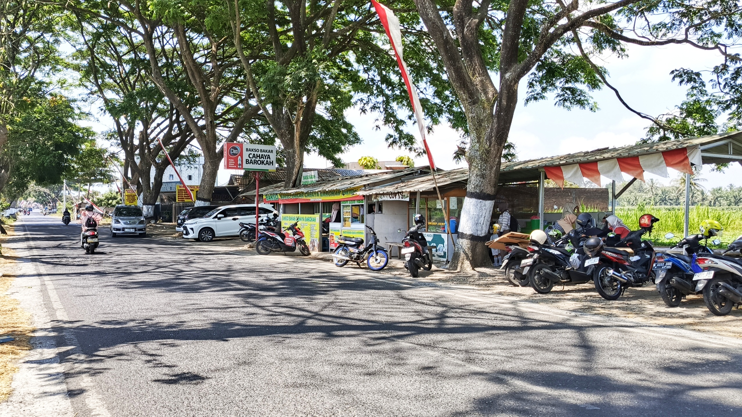 Warung Terjangkau di Tengah Alam: Soto Rp5 Ribu dan Jajanan Pinggir Sawah