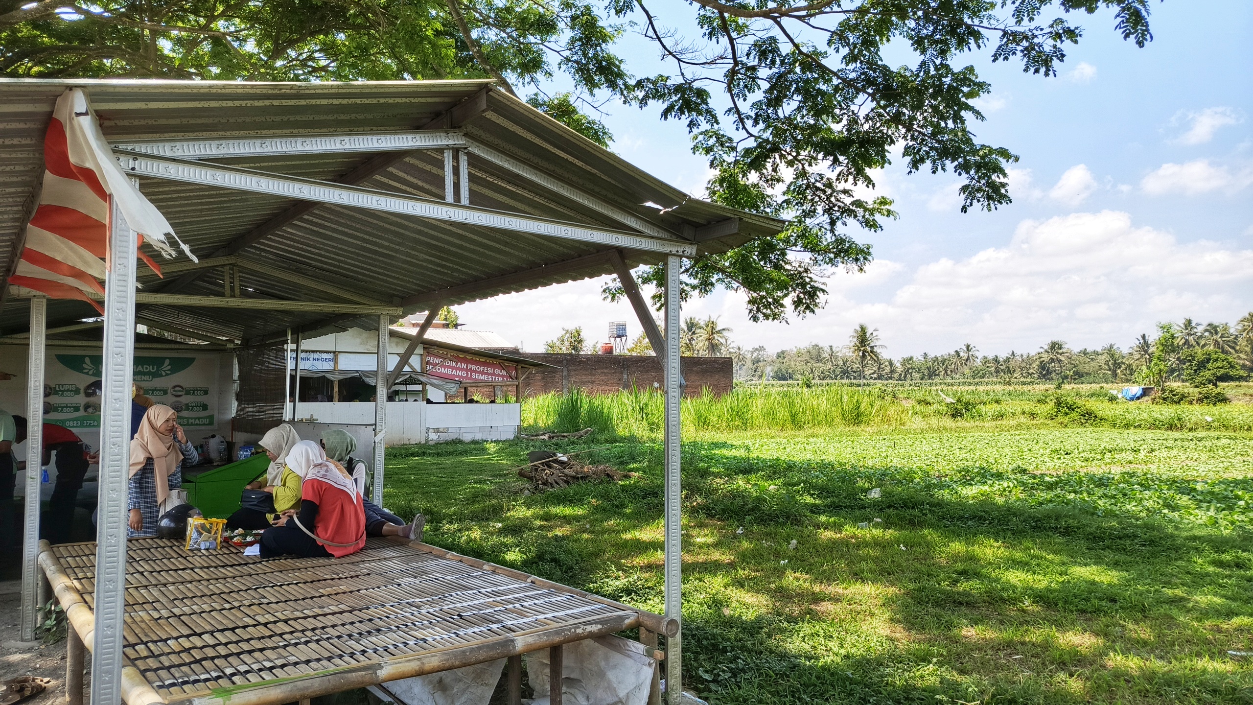 Warung Terjangkau di Tengah Alam: Soto Rp5 Ribu dan Jajanan Pinggir Sawah