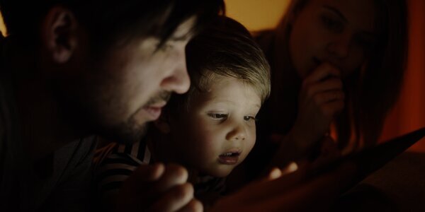 Screen Time Anak Aman: Pilih Ponsel, Laptop, atau TV?