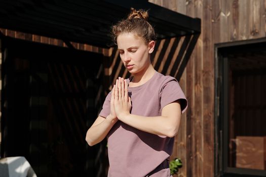 Dari Jalan Pagi hingga Retret Gunung: Mindfulness Urban yang Nyata Pulihkan Mental
