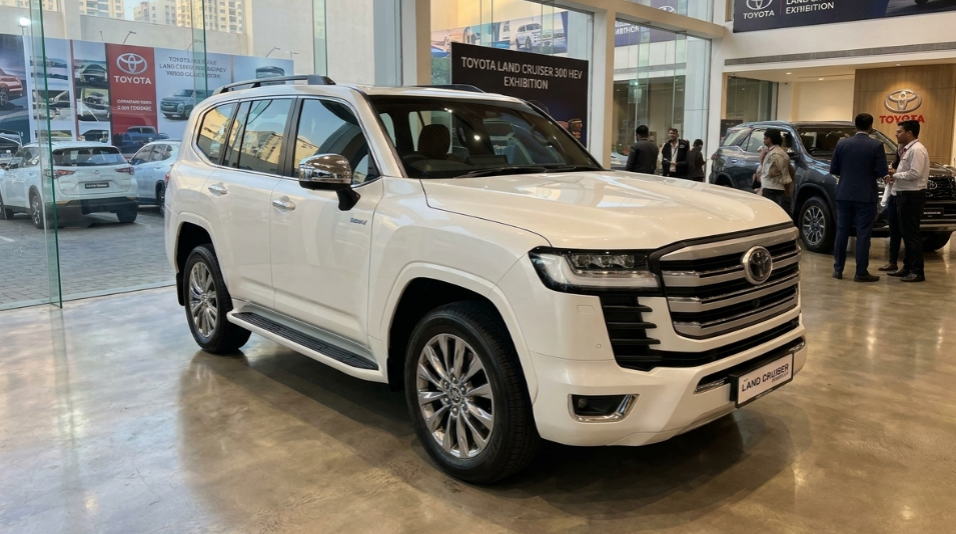 Review Toyota Land Cruiser 300 Hybrid: Tangguh, Bertenaga, tapi Mahal