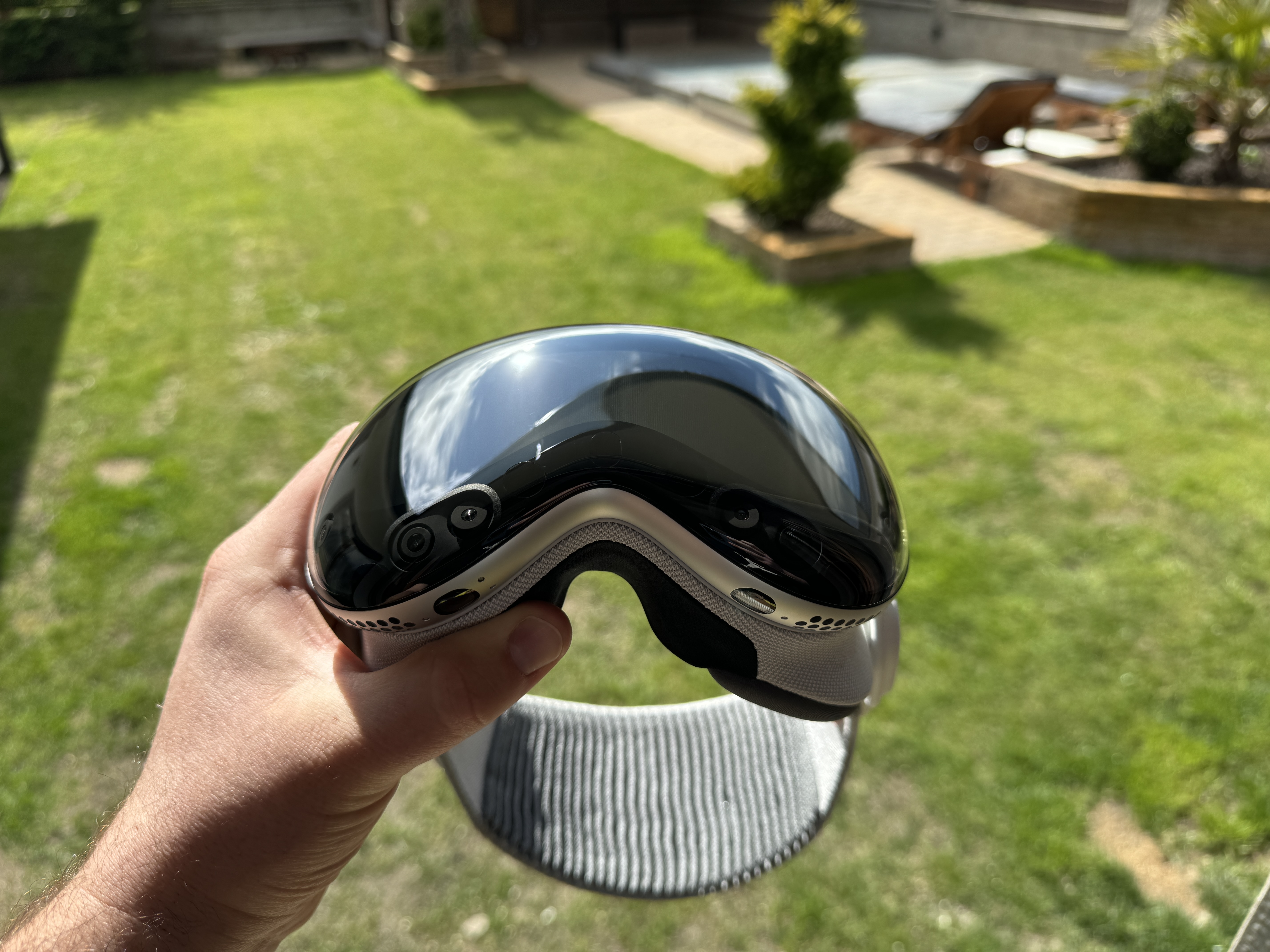 Apple Kurangi 100+ Tim Vision Pro: Strategi Headset VR Sedang Diputar Arah
