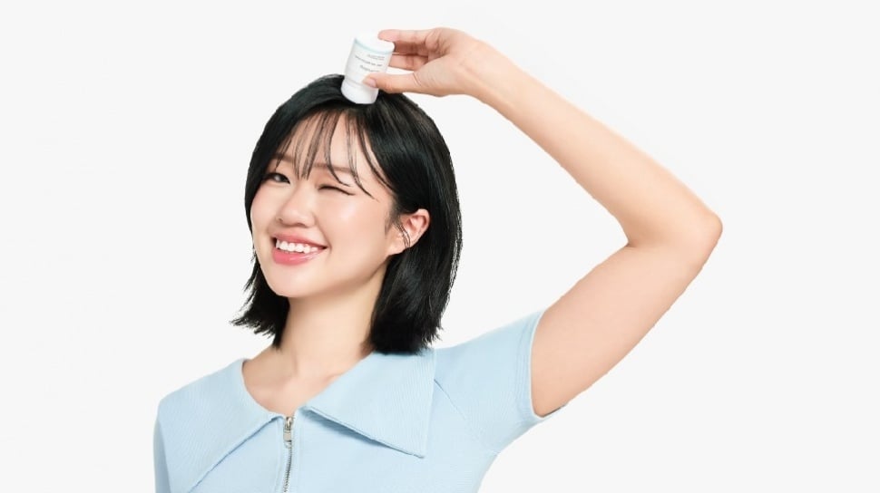 Lazy Hairscaping dengan Dry Shampoo: Rambut Segar Tanpa Drama Keramas