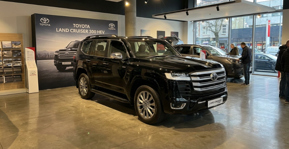Review Toyota Land Cruiser 300 Hybrid: Tangguh, Bertenaga, tapi Mahal