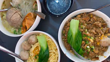 Mie Pentil dan Pentol Pedas: Jajanan Tradisional Viral Lagi