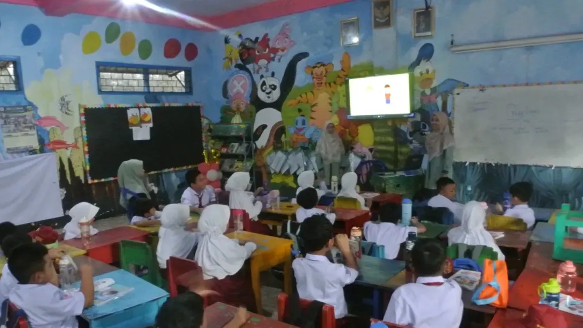 Teknologi Layar Interaktif Tingkatkan Partisipasi Siswa SD