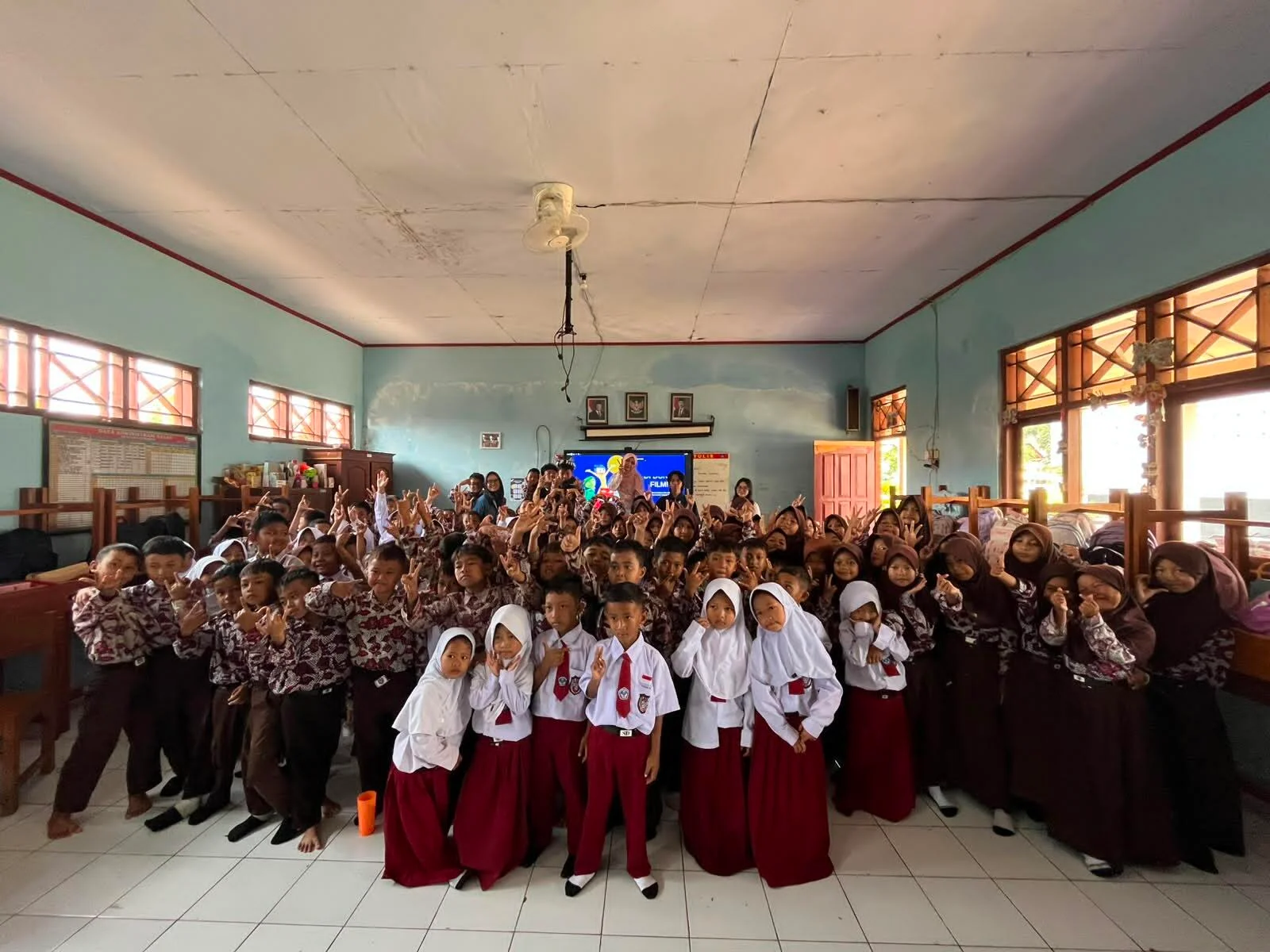 Mahasiswa Universitas Bawa Edukasi Internet Sehat ke Desa-Desa