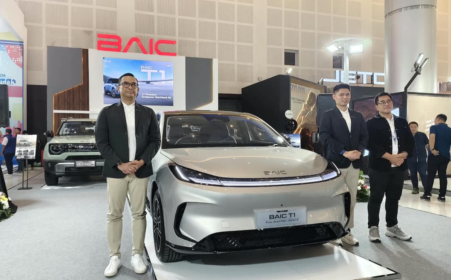 GIIAS Surabaya: Parade Lengkap Mobil Listrik dan Hybrid NEV