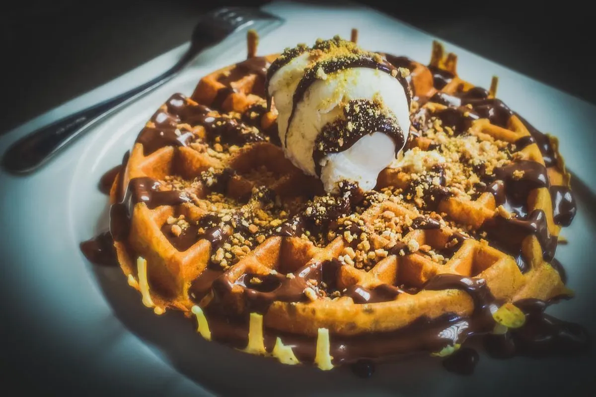 Pancake Pisang Kelapa vs Waffle Kelapa Gula Aren: Pertarungan Sarapan Tropis