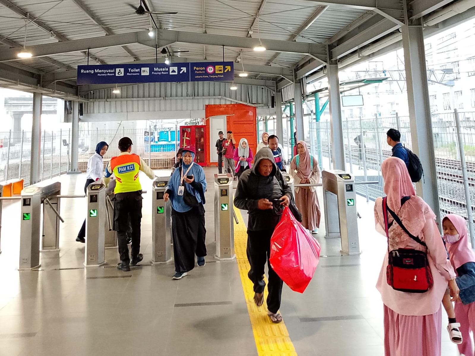 Mengamankan Operasional KRL Saat Demo: Pelajaran dari Jabodetabek