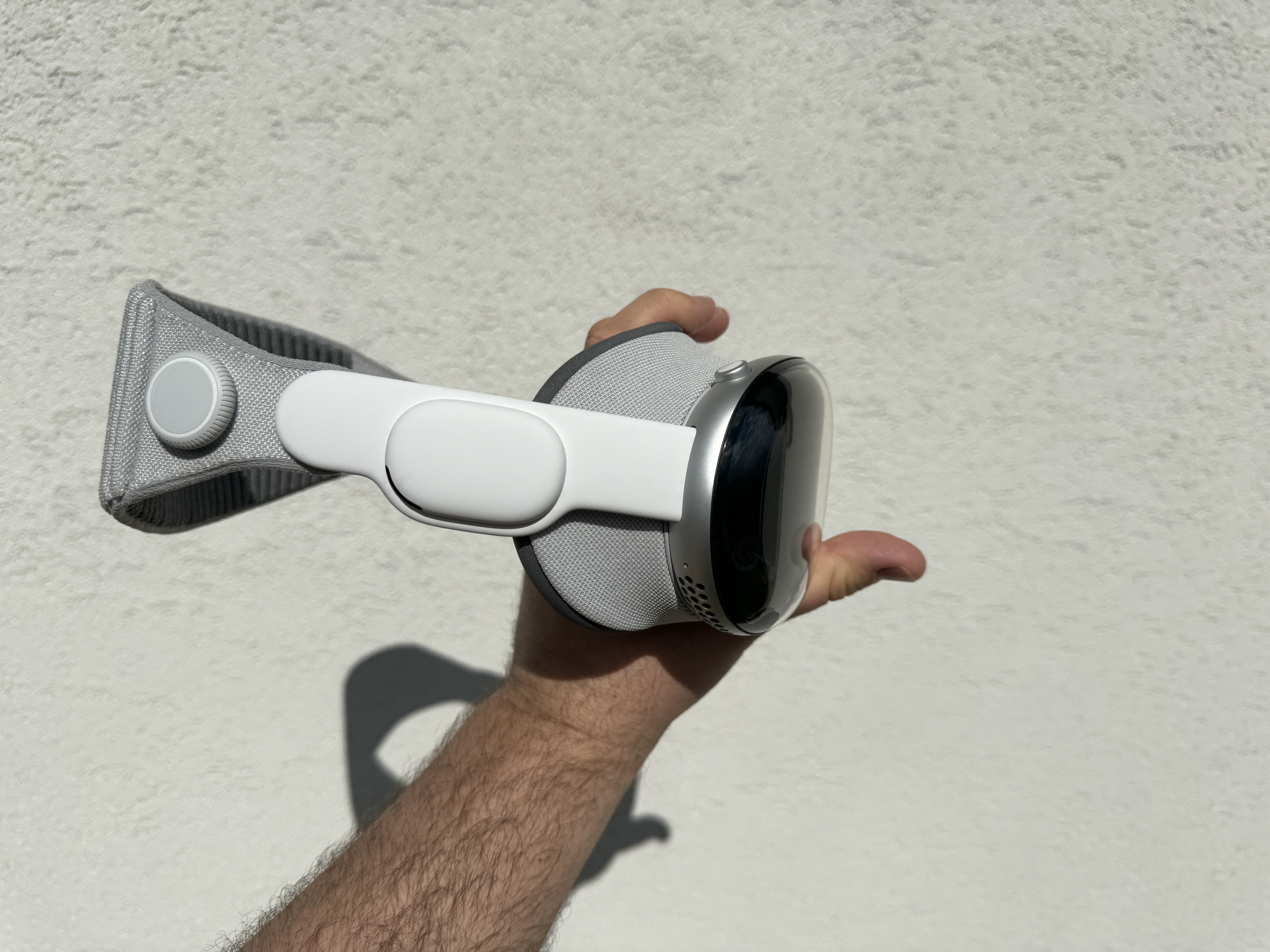 Apple Kurangi 100+ Tim Vision Pro: Strategi Headset VR Sedang Diputar Arah