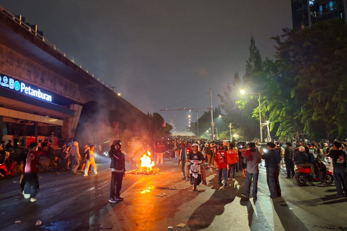 Demo DPR Tutup 10 Gerbang Tol: Dampak dan Rute Alternatif