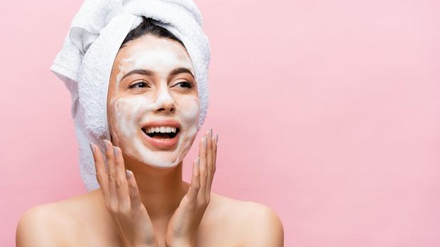 6 Kesalahan Cuci Muka yang Merusak Skincare Minimal